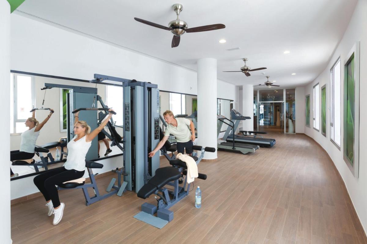 un grupo de personas haciendo pilates en un gimnasio en Hotel Riu Palace Tenerife, en Adeje