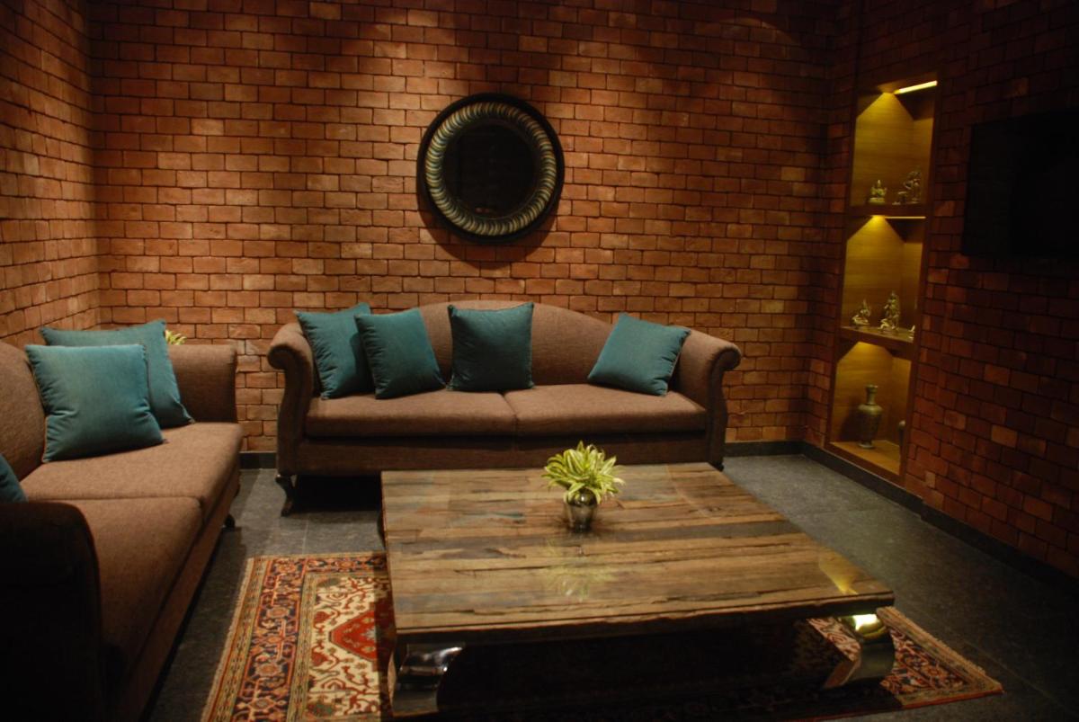 a living room with two couches and a coffee table at The Lalit Great Eastern Kolkata in Kolkata a living room with two couches and a coffee table at The Lalit Great Eastern Kolkata in Kolkata