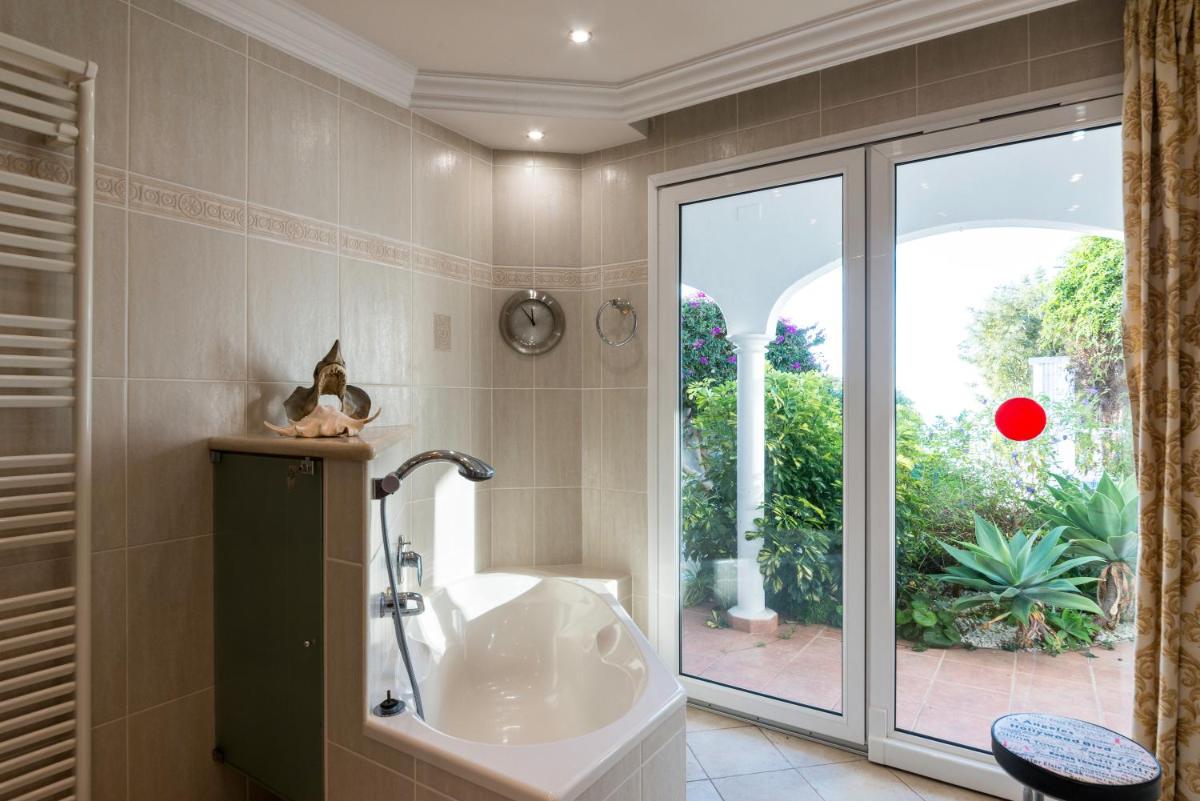 Relaxing villa Heated pool Luxurious views Massage - Housity