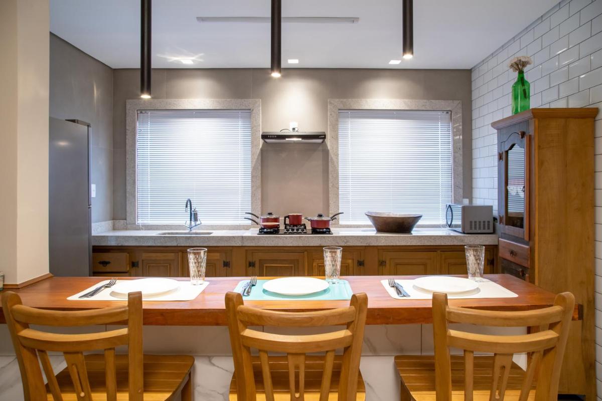 ESPAÇO 250 - Apto mobiliado, 3 quartos, sendo uma suíte, banheiro social, cozinha completa, sala de estar, ar condicionado, tv e internet - Housity