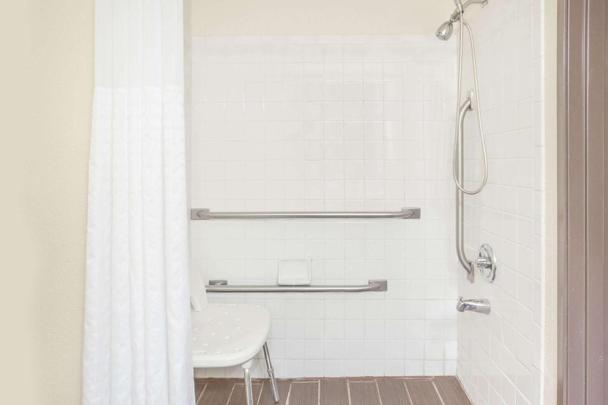 Baymont by Wyndham Holland - Housity