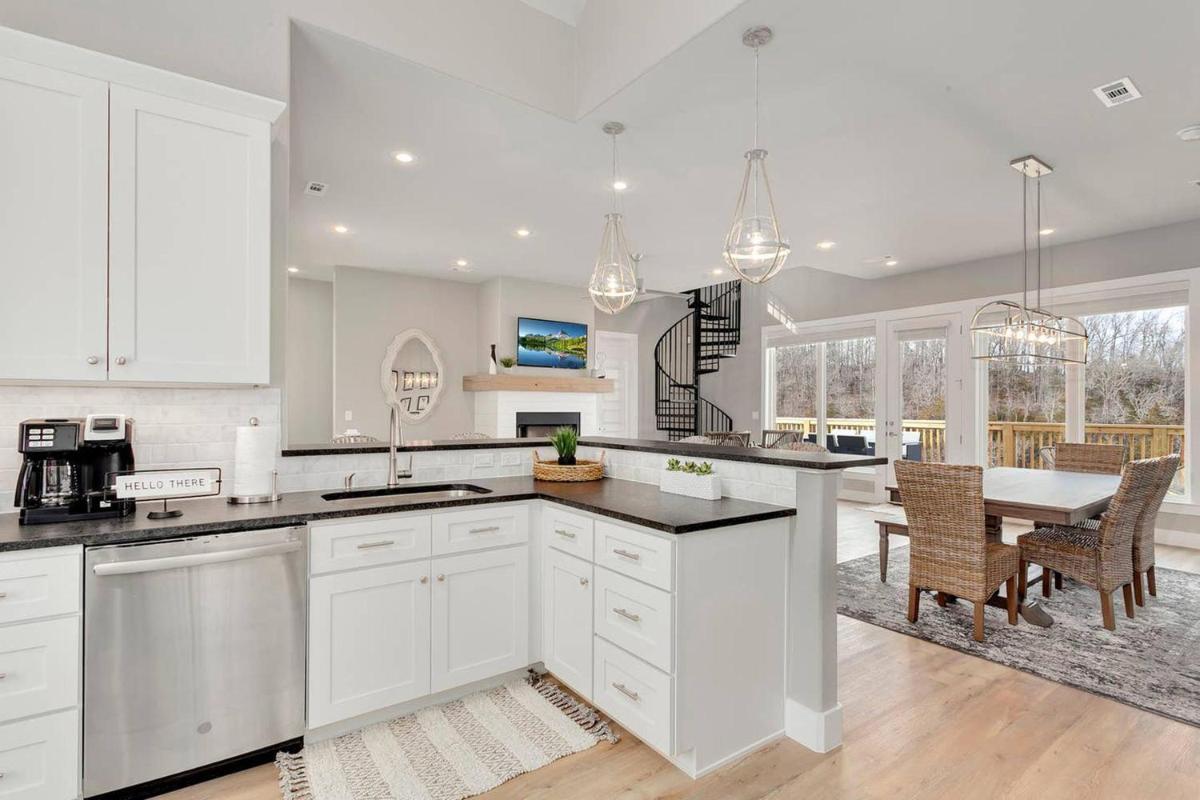 The Dogwood · 5BR - The Dogwood *NEW* Spring Discounts, ON Lake - Housity