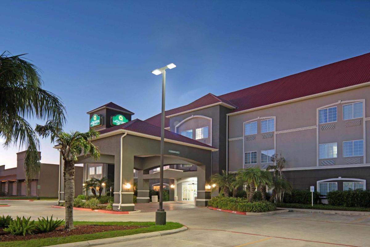 La Quinta Inn & Suites by Wyndham Mercedes Outlet Mall - Housity