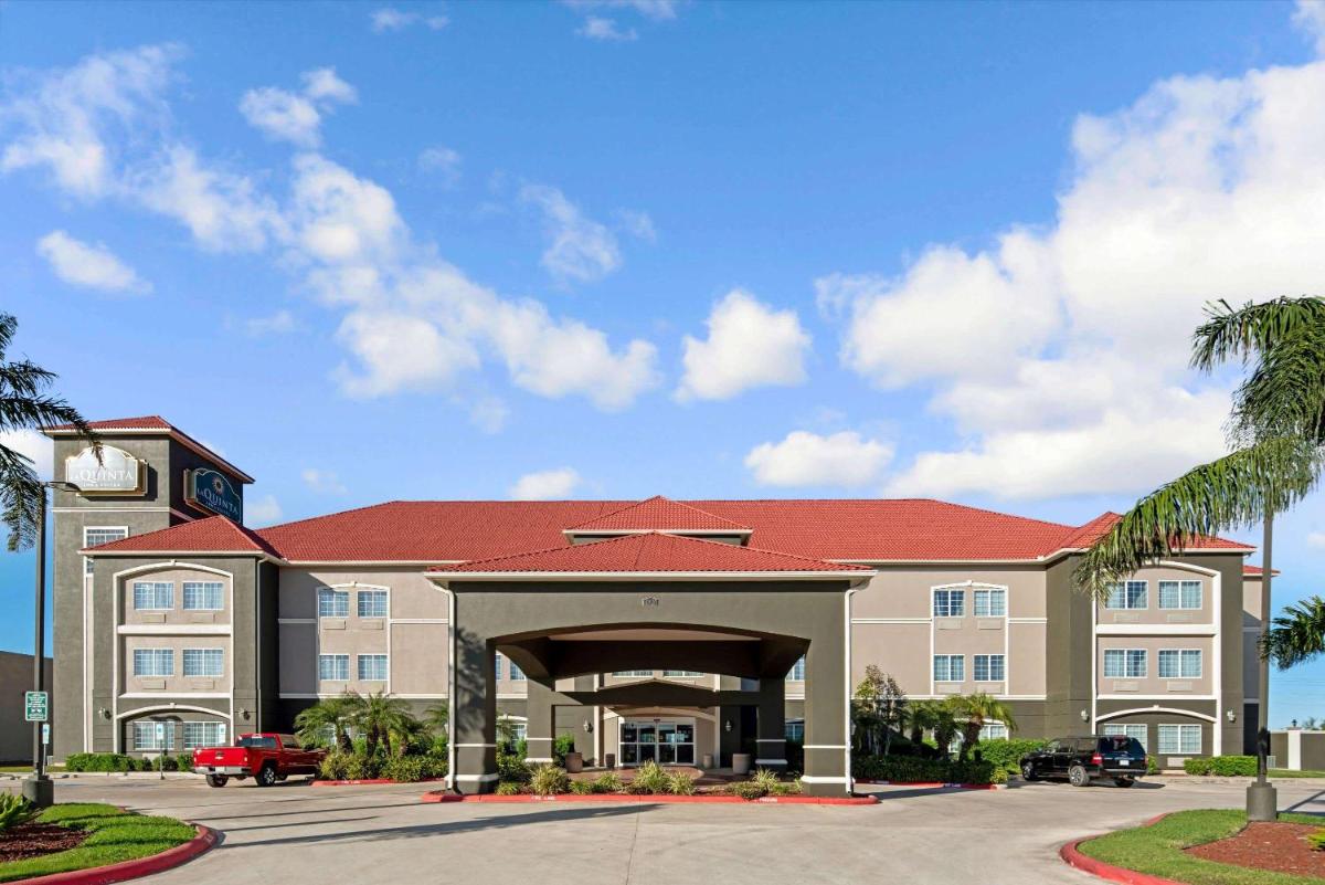 La Quinta Inn & Suites by Wyndham Mercedes Outlet Mall - Housity