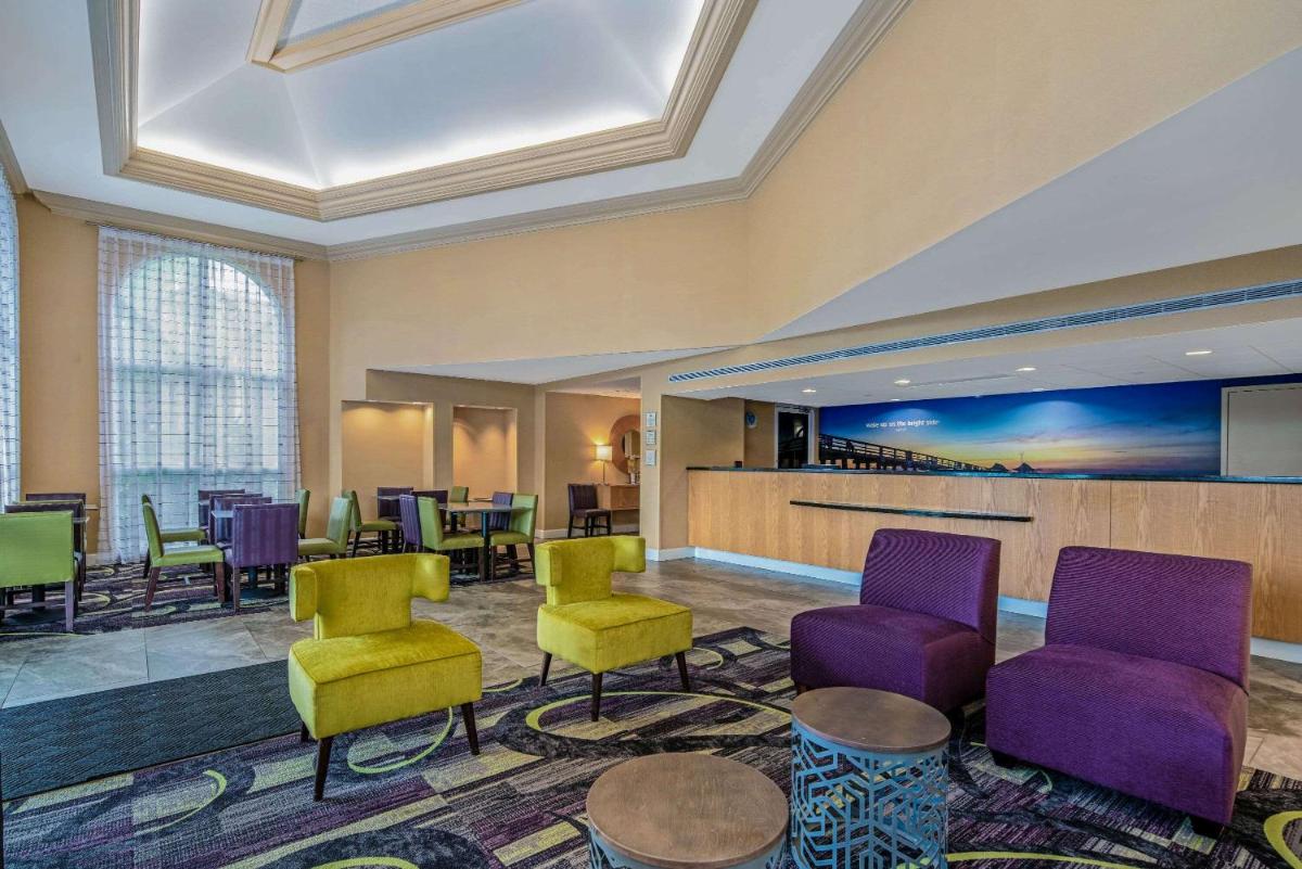 La Quinta by Wyndham Naples Downtown - Housity