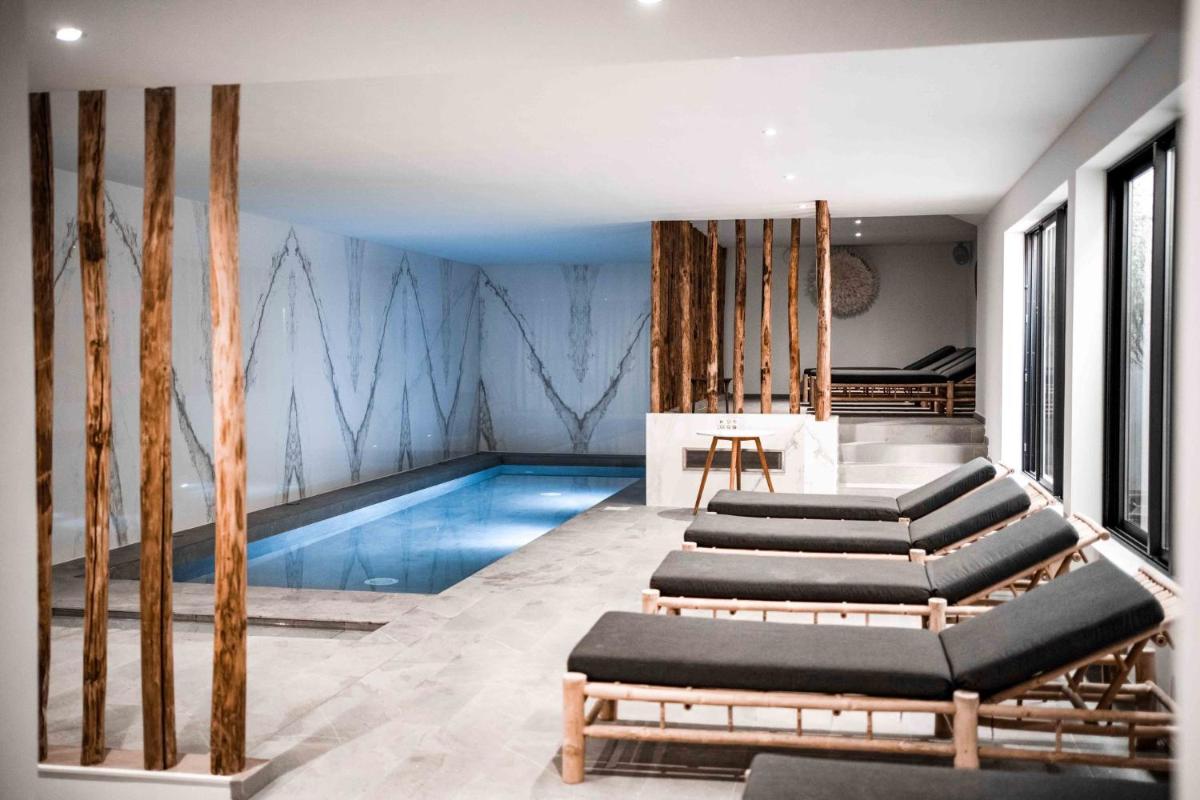Piscine de l'établissement Hôtel Le Saint Remy & Spa ou située à proximité