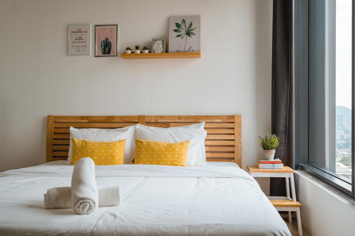 Muji Studio 1 - Seaview at 218 Tropicana Near Komtar Food Heaven with Netflix & TV Box - Housity
