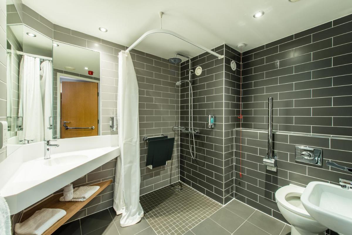 Holiday Inn Express Strathclyde Park M74, Jct 5, an IHG Hotel - Housity