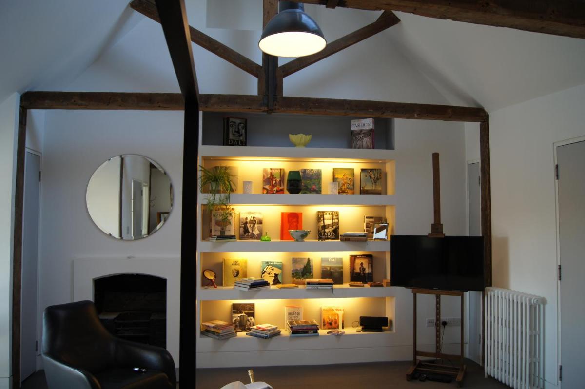 Montys Accommodation - Housity