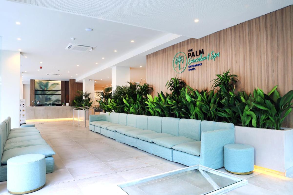 un vestíbulo con un sofá azul y algunas plantas en Eurosalou & Spa, en Salou 87 fotos más