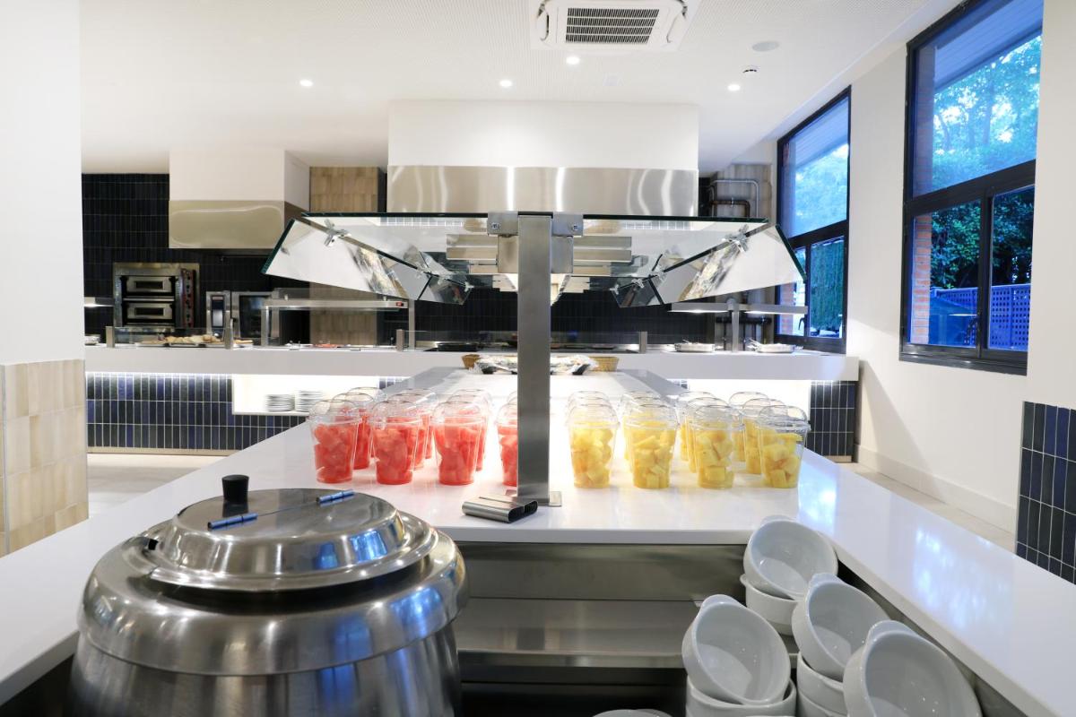Comida en o cerca de este hotel