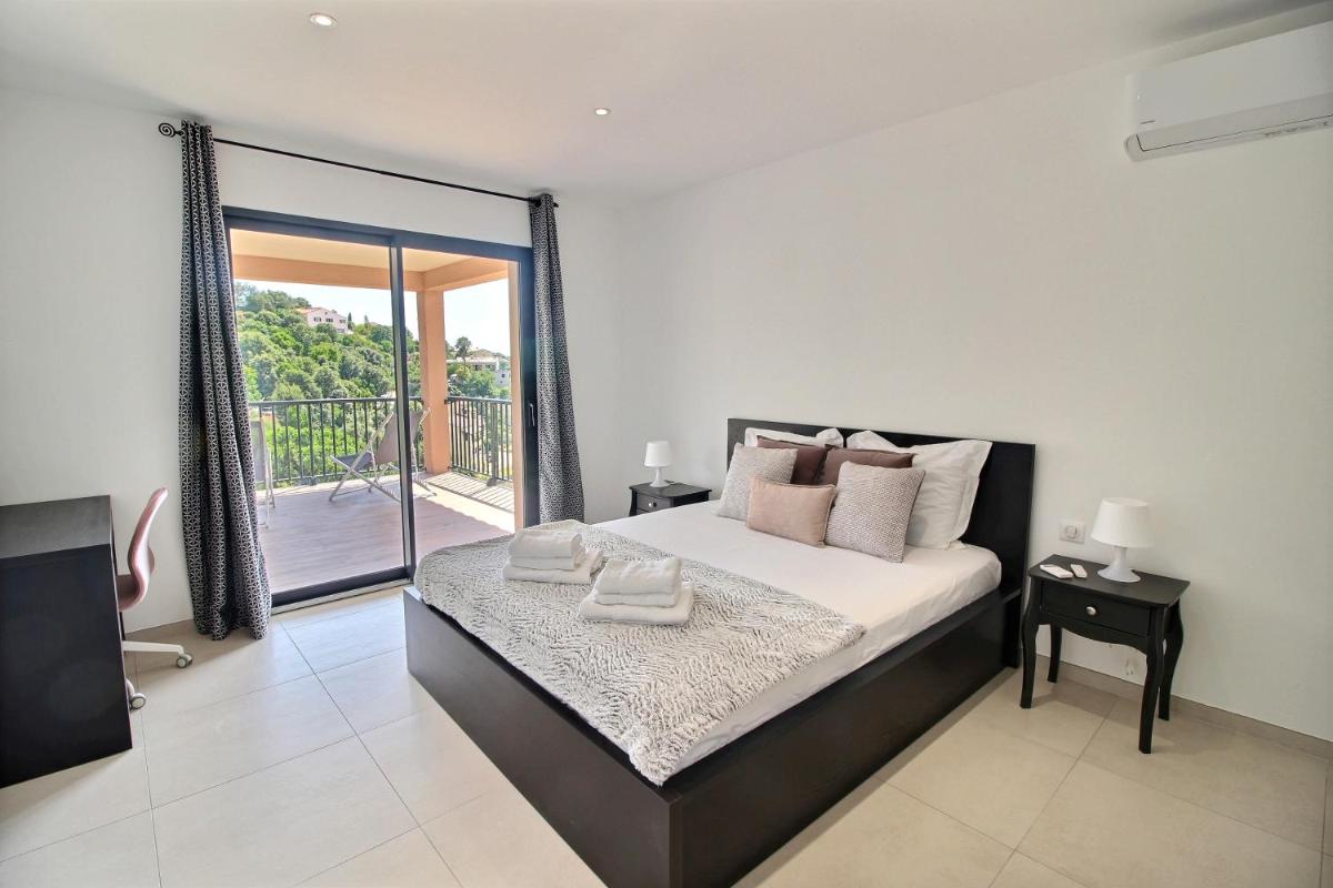 Between the Mountains and the Sea Villa w pool - Housity