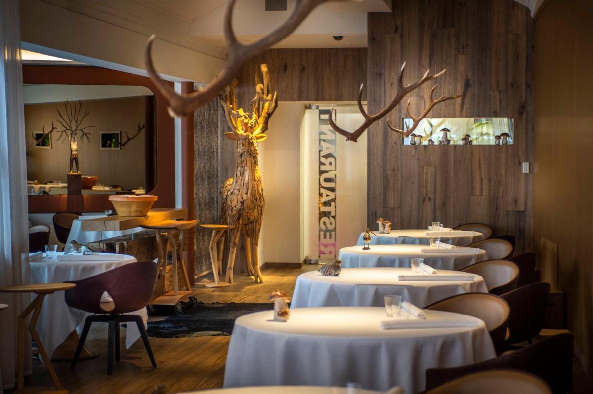 Restaurant ou autre lieu de restauration dans l'établissement Relais et Châteaux Le Chambard