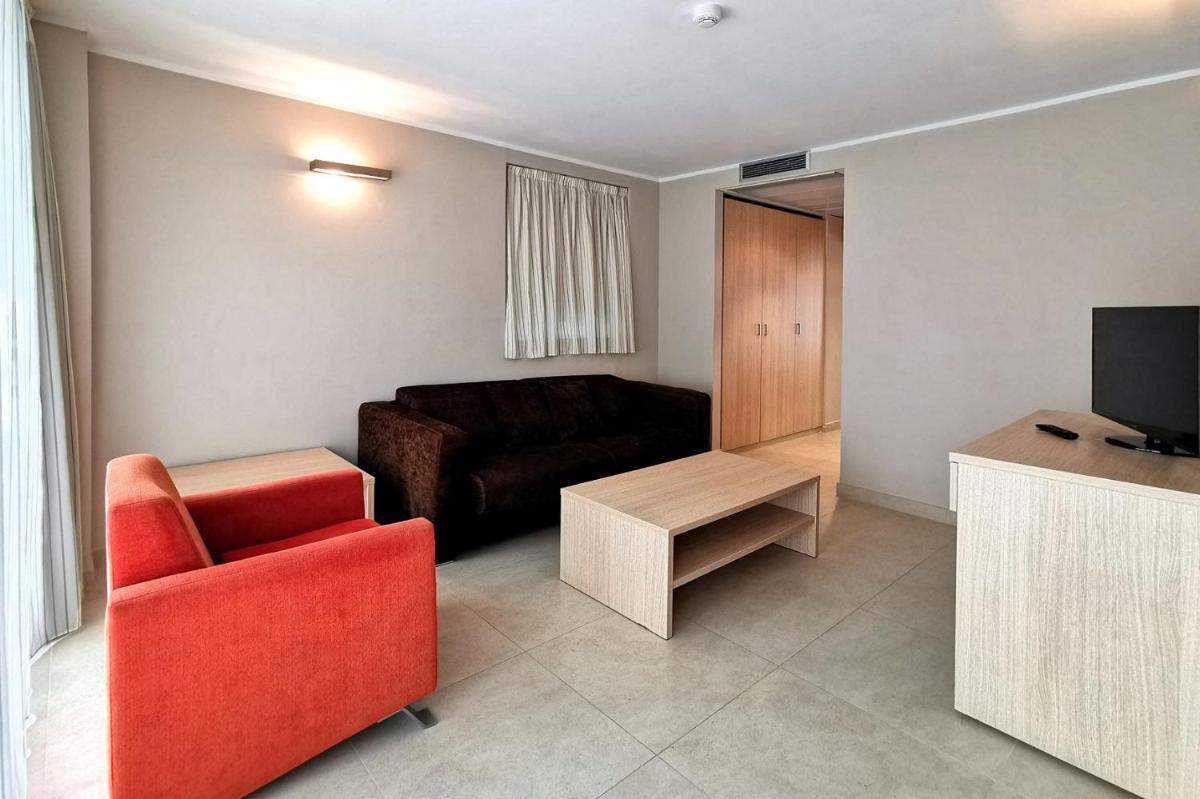 Una televisión o centro de entretenimiento en Hotel Acuazul
