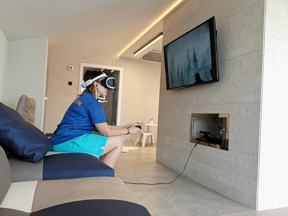 Una televisión o centro de entretenimiento en Aparthotel Acuazul