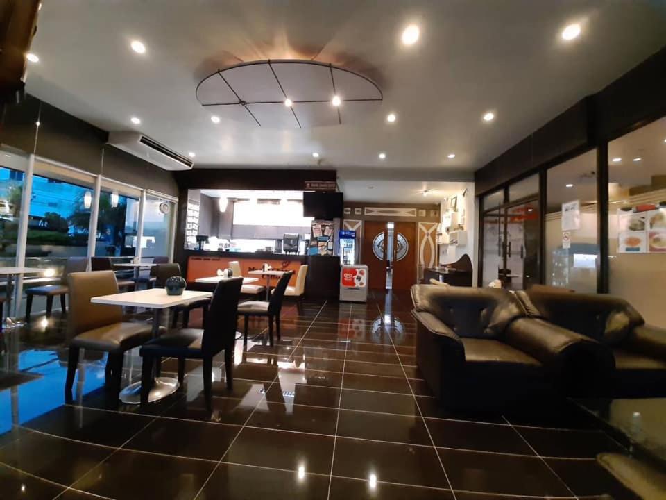 Maneerote Hotel - Housity