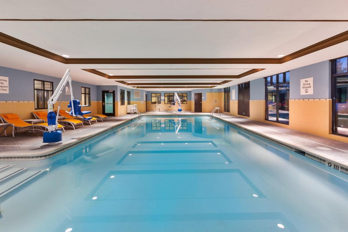 Holiday Inn Express Hotel & Suites Warminster-Horsham by IHG - Housity