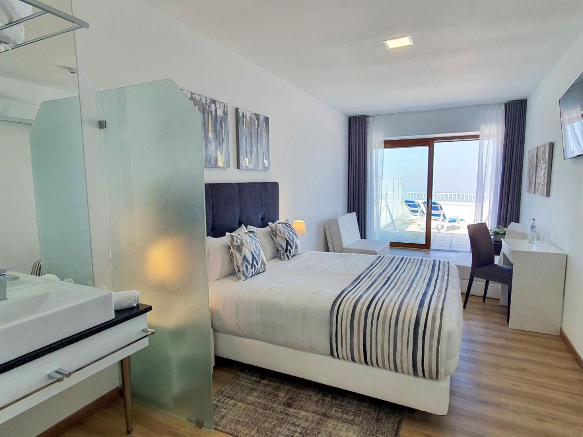 Uma cama ou camas num quarto em Miramar Hotel Spa & Apartments