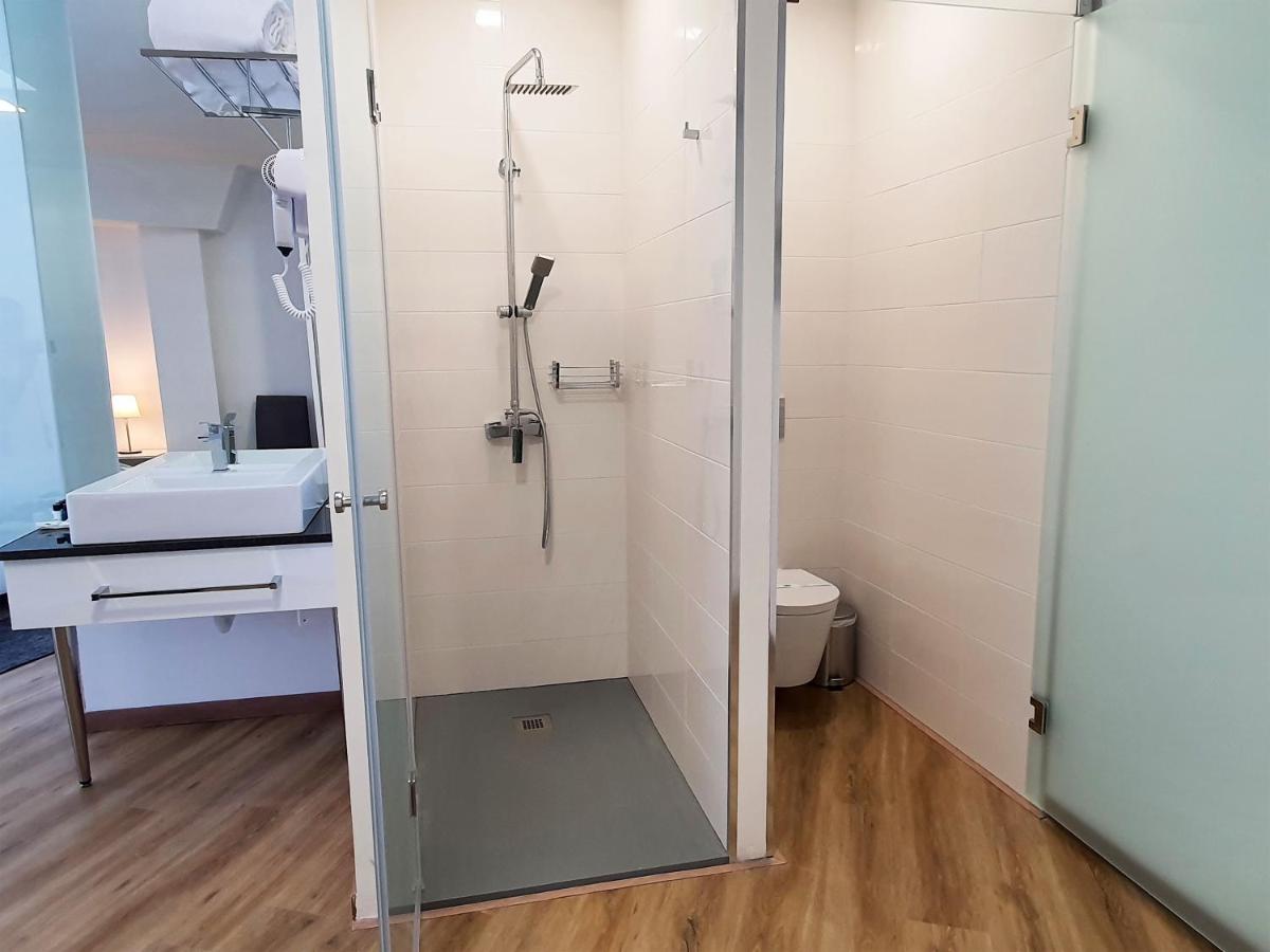 Uma casa de banho em Miramar Hotel Spa & Apartments