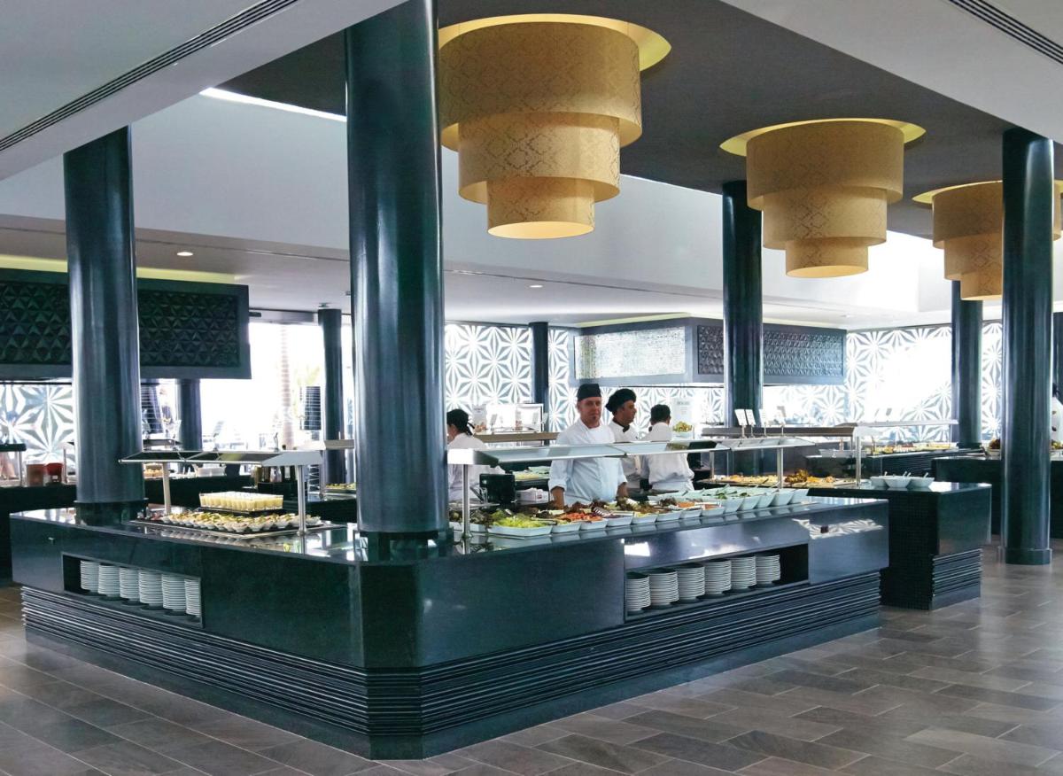 Un restaurante o sitio para comer en Hotel Riu Palace Meloneras