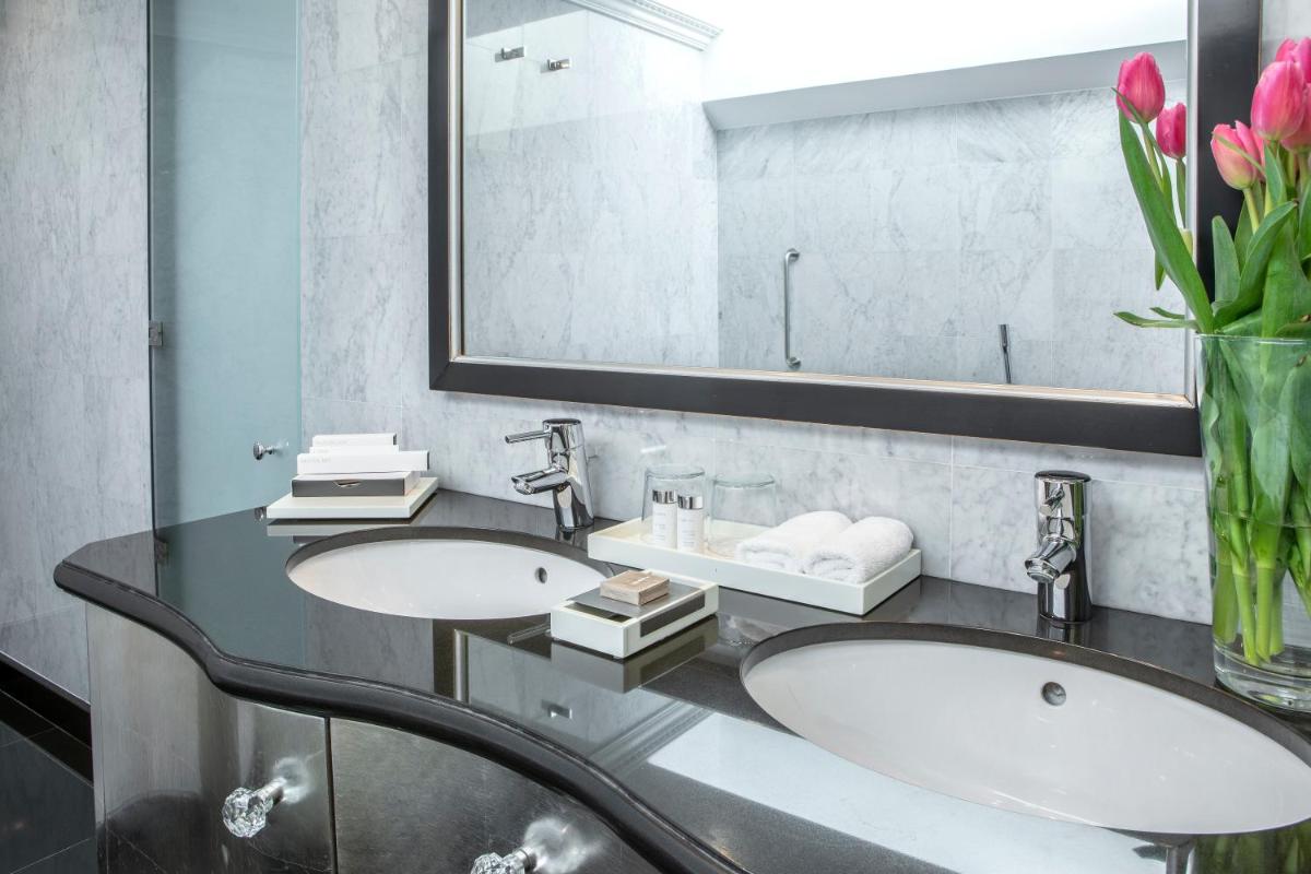 Uma casa de banho em InterContinental Porto - Palacio das Cardosas by IHG