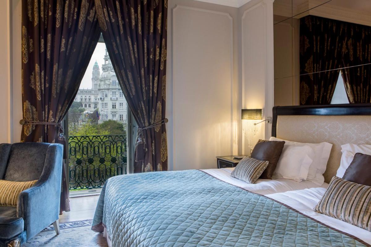 um quarto com uma cama e uma janela grande em InterContinental Porto - Palacio das Cardosas by IHG no Porto