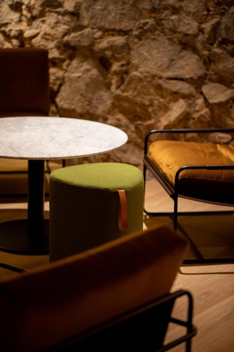 Coin salon dans l'établissement Relais et Châteaux Le Chambard
