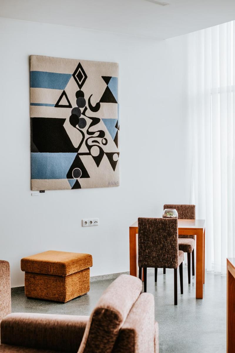 Uma área de estar em Boticas Hotel Art & SPA