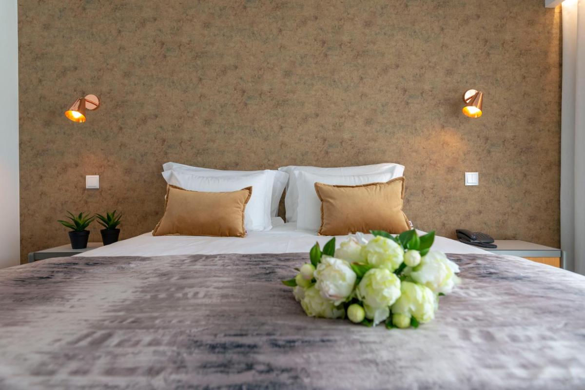 Uma cama ou camas num quarto em D. Afonso Hotel & SPA