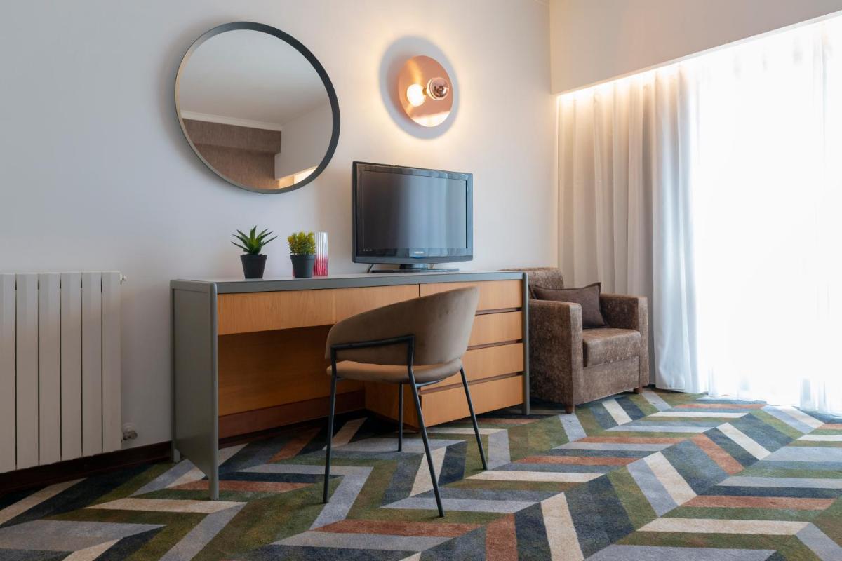 Uma televisão e/ou sistema de entretenimento em D. Afonso Hotel & SPA