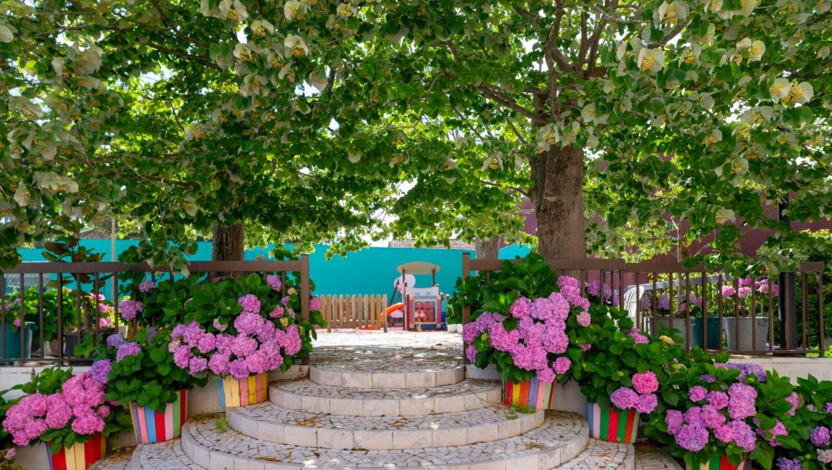 Um jardim no exterior de D. Afonso Hotel & SPA