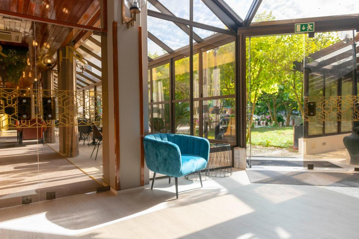 Um jardim no exterior de D. Afonso Hotel & SPA
