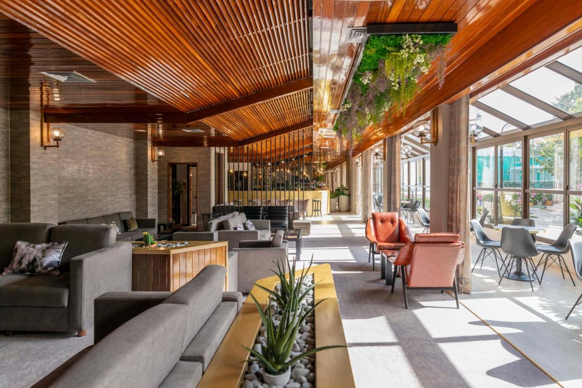 Uma área de estar em D. Afonso Hotel & SPA
