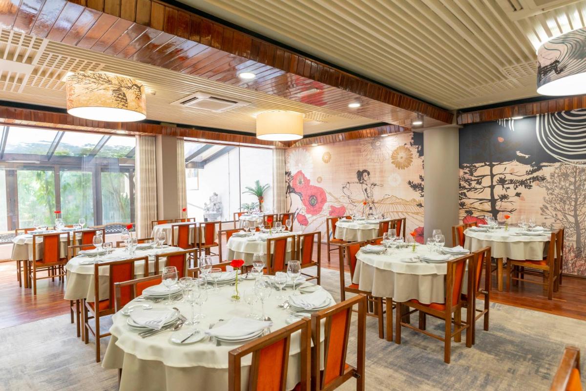 Um restaurante ou outro lugar para comer em D. Afonso Hotel & SPA