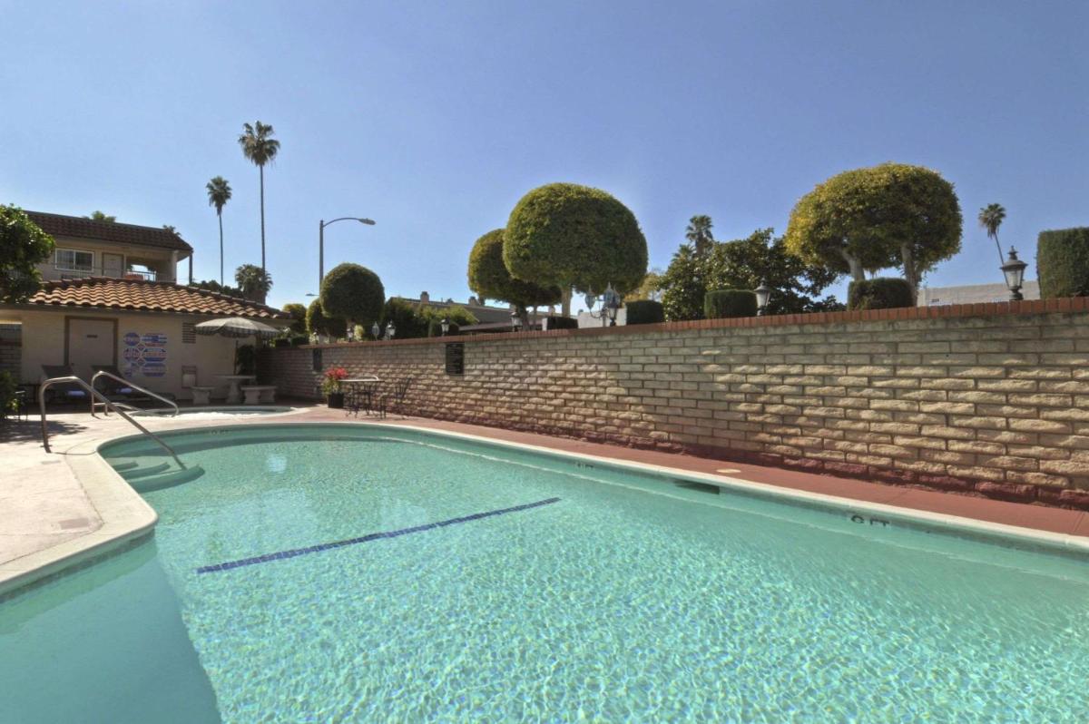 Ramada by Wyndham Pasadena - Housity