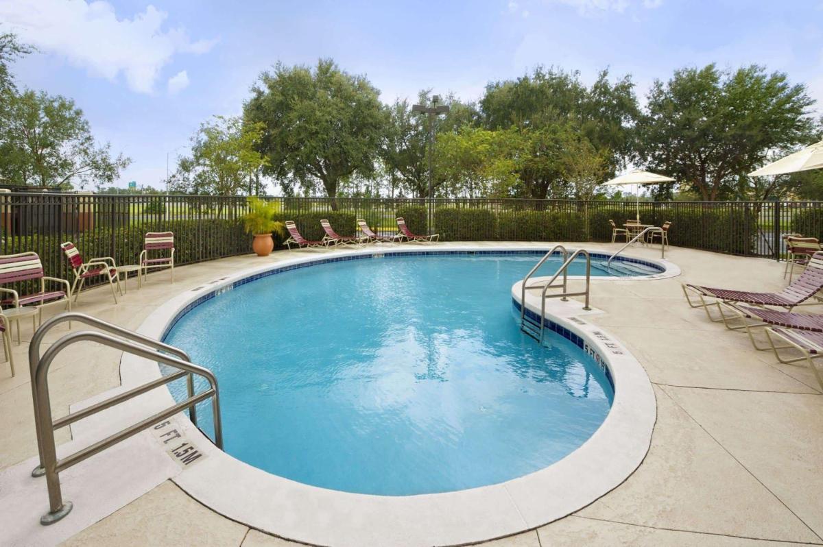 Ramada by Wyndham Suites Orlando Airport- Free Airport Shuttle - Housity