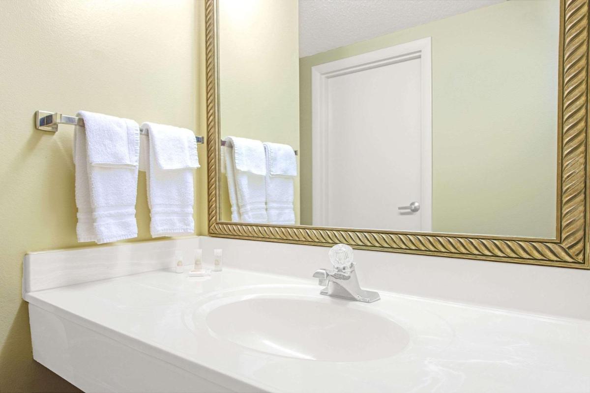 Days Inn by Wyndham St. Louis/Westport MO - Housity