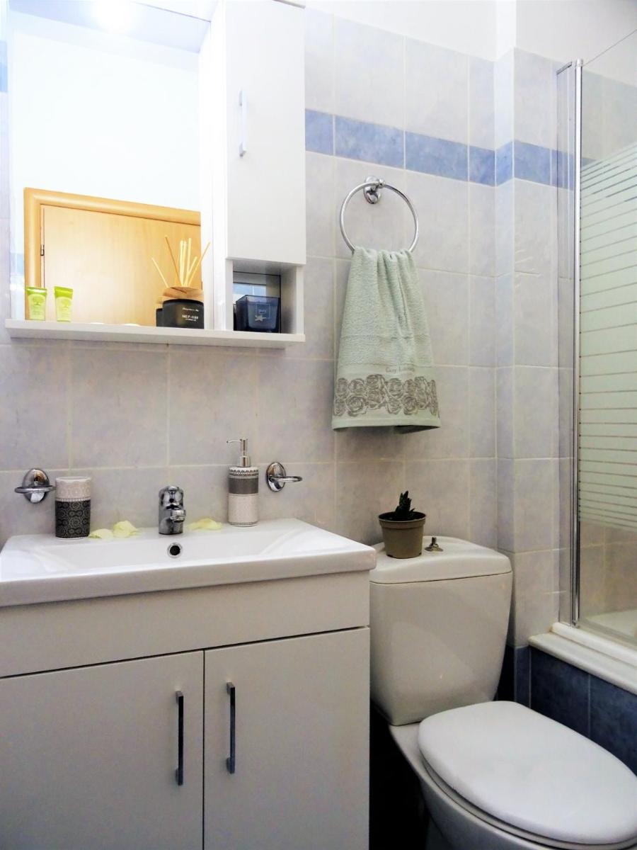 La Vie En Bleu Cozy Apartment - Housity