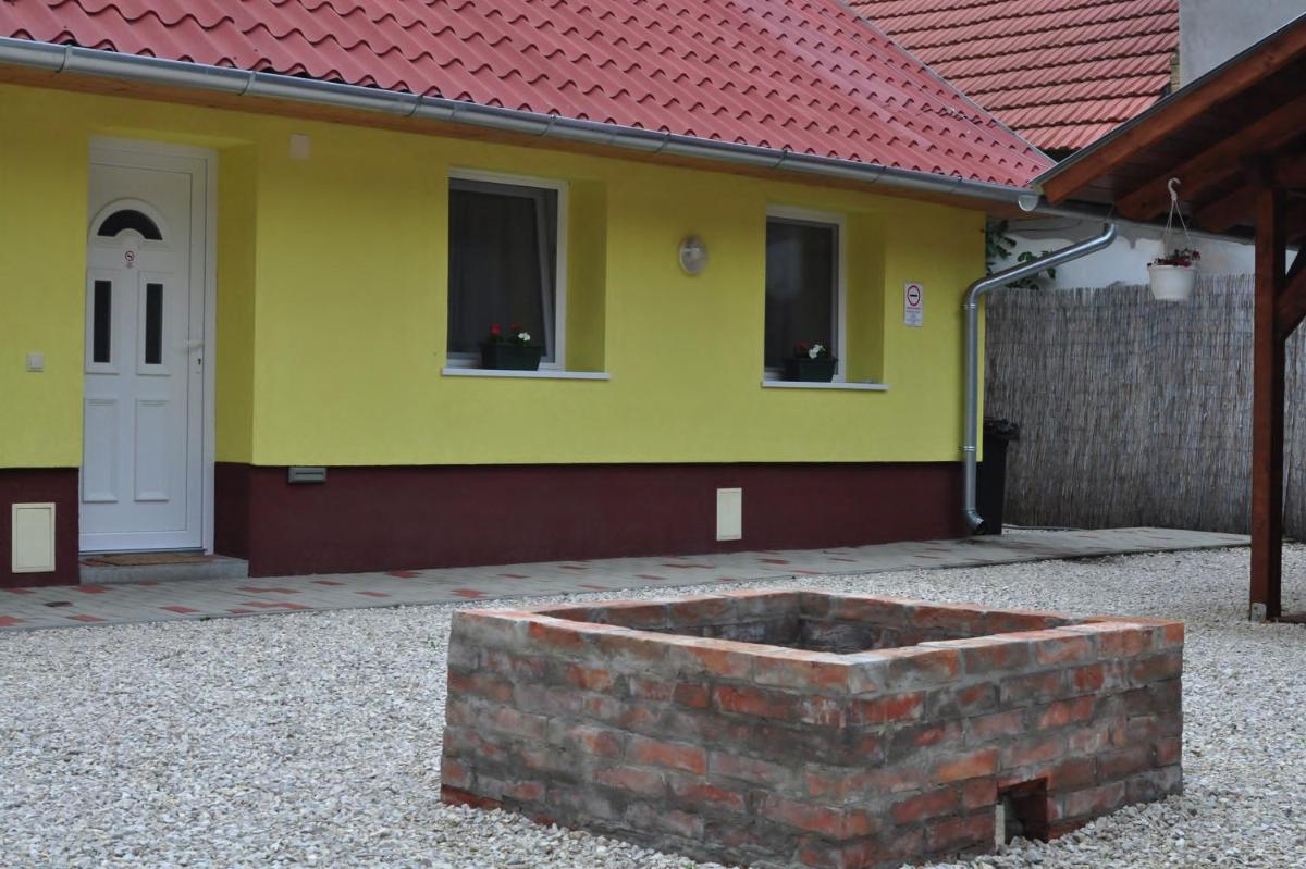 CSONGRÁDI VENDÉGVÁRÓ Apartmanok, Szarka ház - Housity