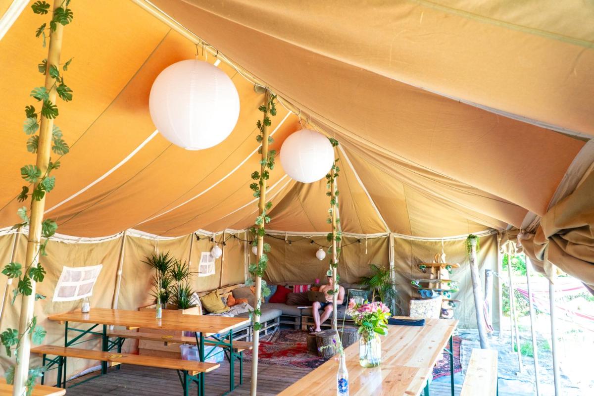Surfana Beach camping hostel Bed & Breakfast Vlieland - Housity