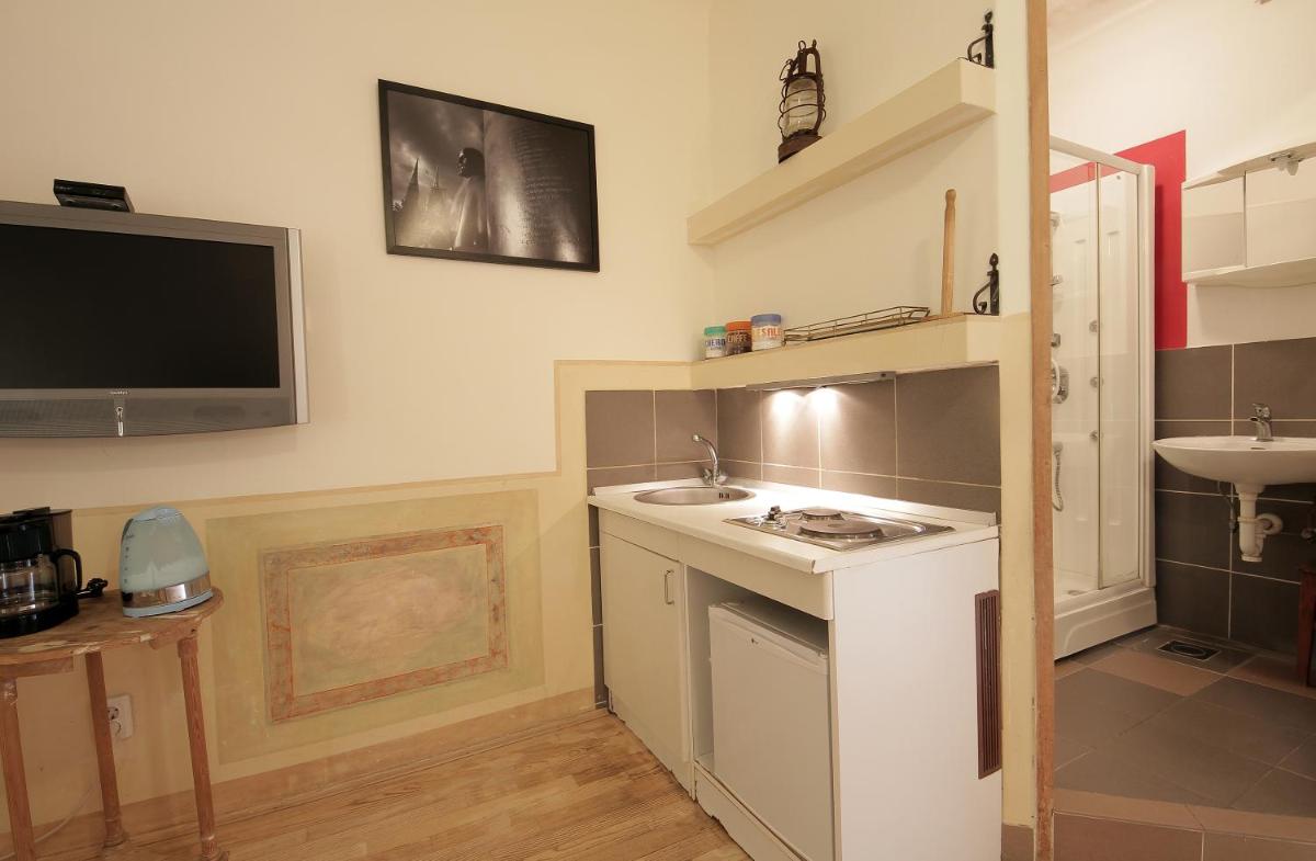 Guesthouse Lessi - Housity