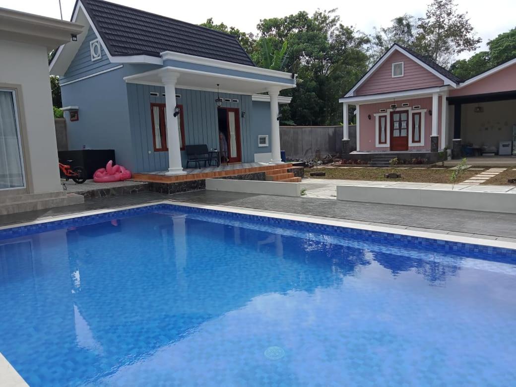 Hillcrest Villa and Cottages - Housity