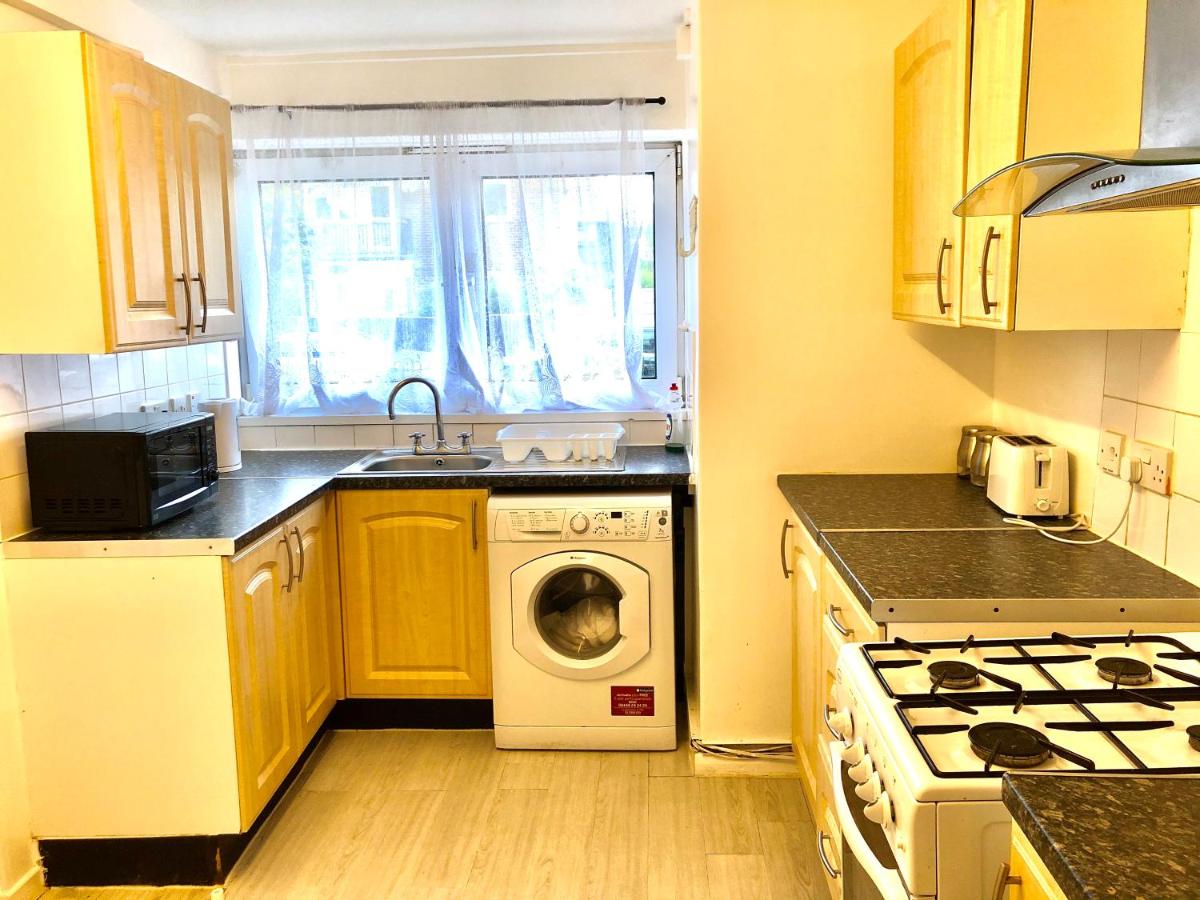 London Stratford 4 Bedrooms Apartment - Housity