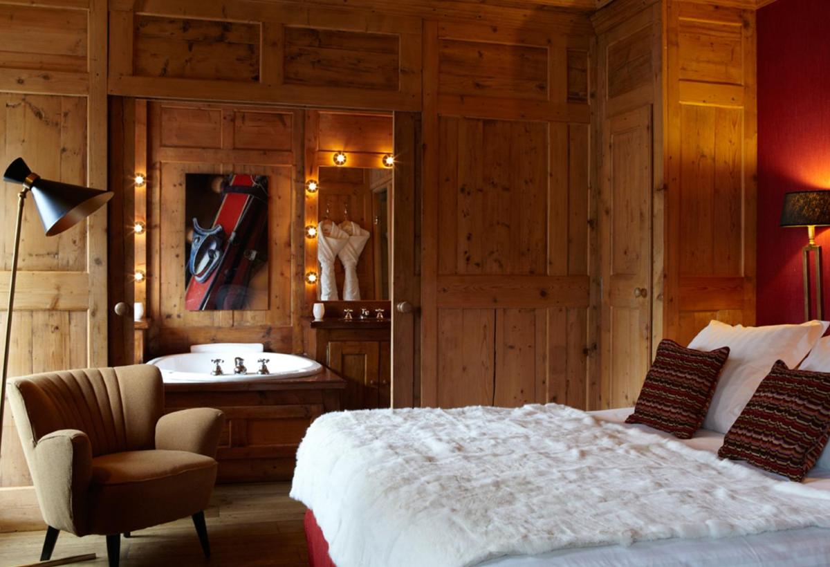 une chambre avec un lit, une baignoire et un lavabo dans l'établissement Hotel Mont Blanc Megève, à Megève