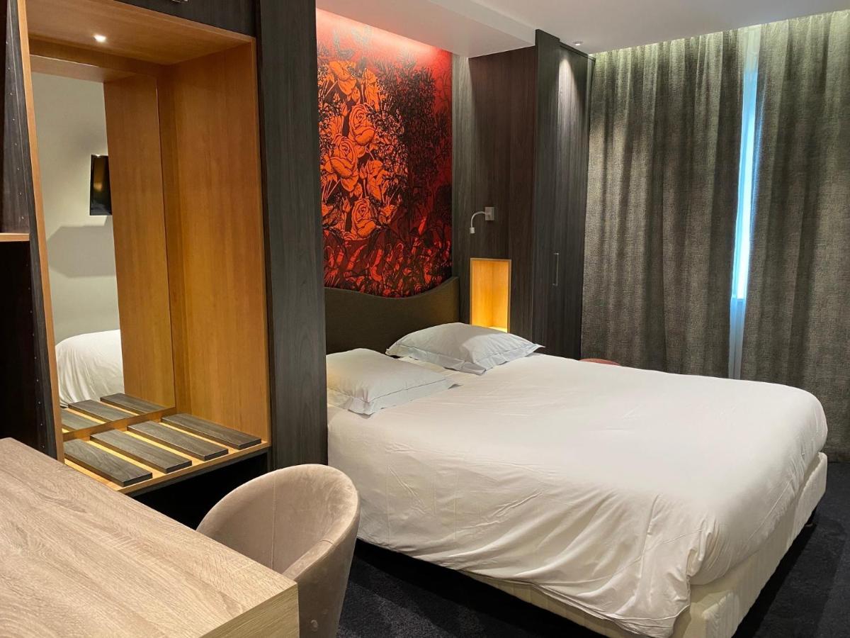une chambre d'hôtel avec un lit et un miroir dans l'établissement Au Soleil, Hôtel Restaurant & Spa, à Valff 58 autres photos