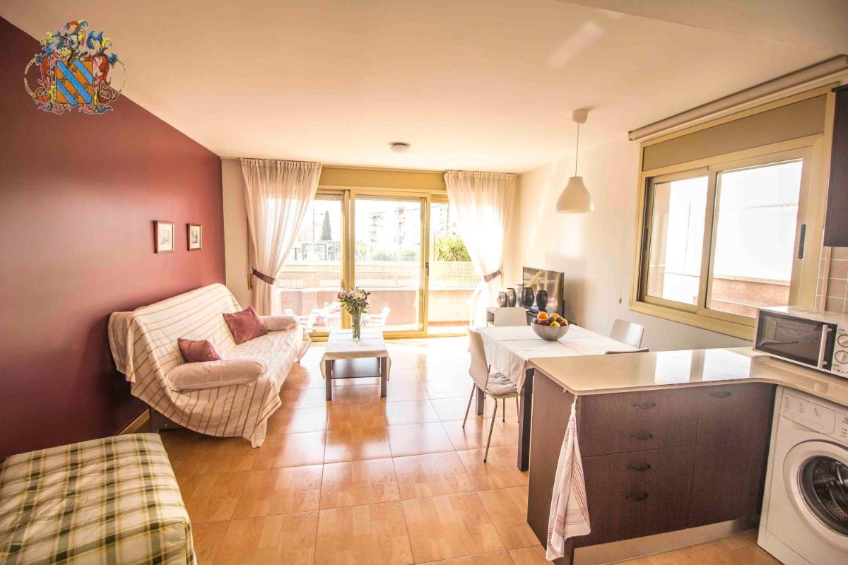 una sala de estar con un sofá y una mesa en Hotel Victoria Spa & Splay Center, en Segur de Calafell