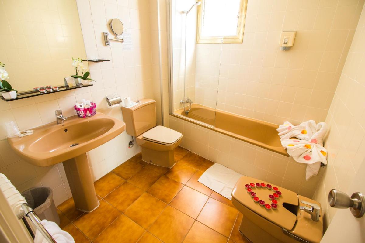 Un baño de Hotel Victoria Spa & Splay Center