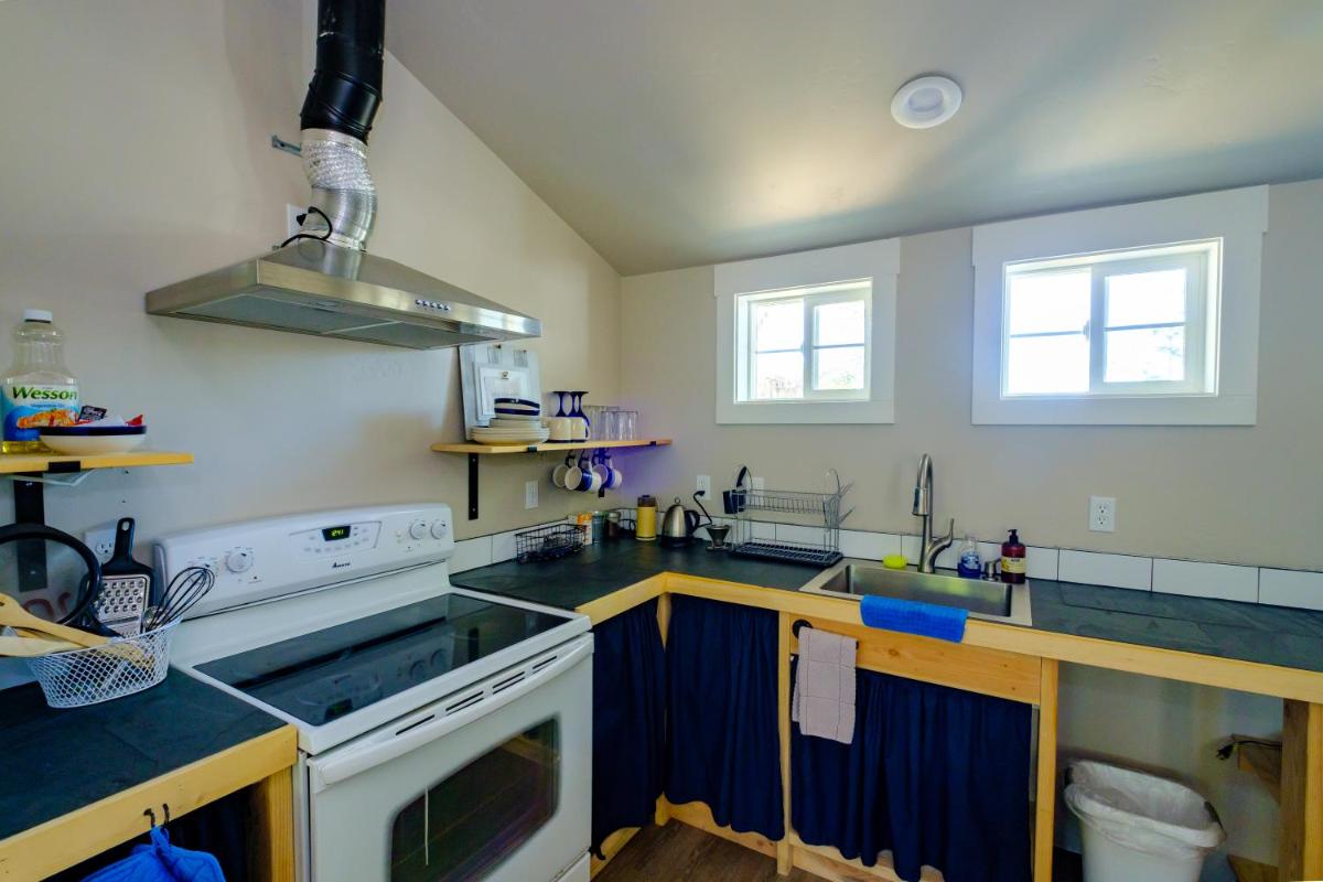 Eastside Guesthouse and Bivy - Housity