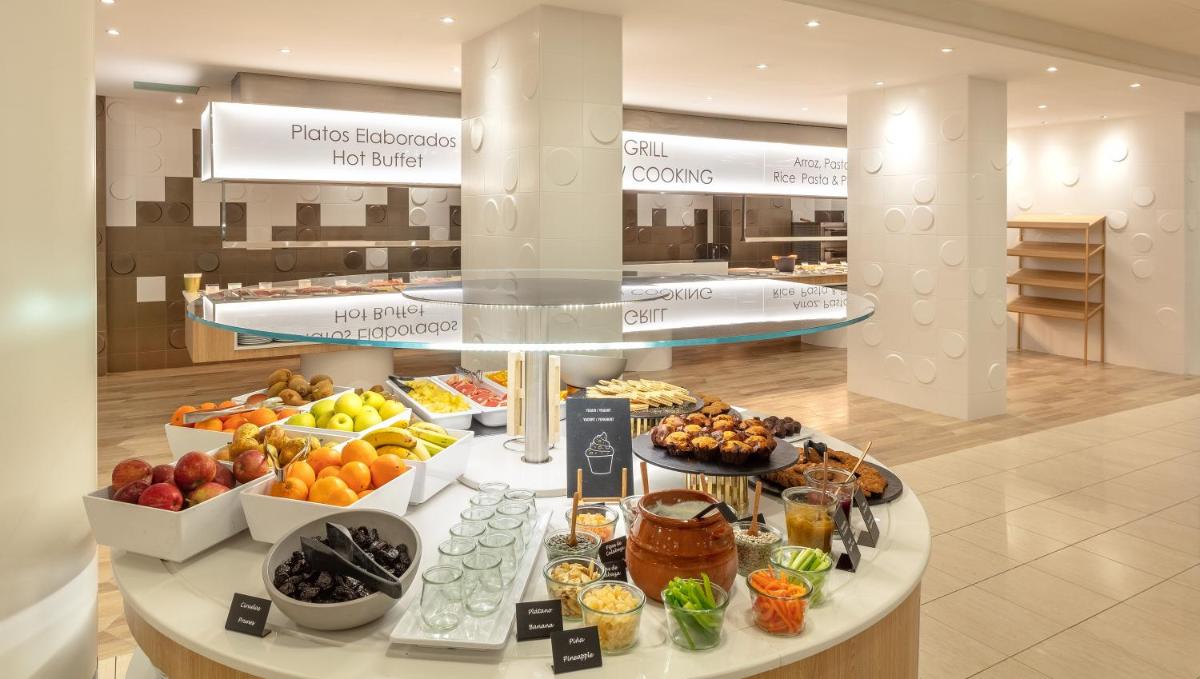 Comida en o cerca de este hotel