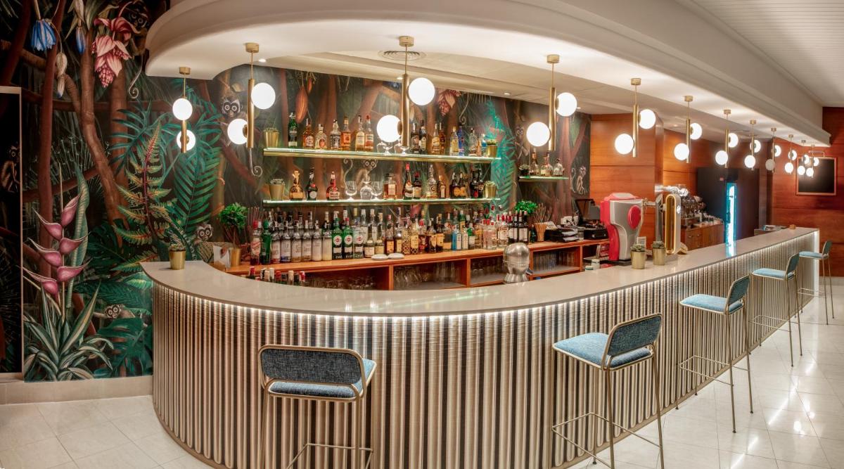 El salón o zona de bar de Hotel RH Victoria & Spa 4 Sup